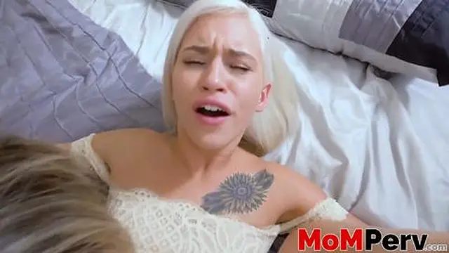  Threesome: milf, girlfriend & boyfriend Get Dirty