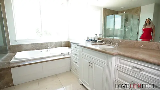 Stephanie’s Naughty😈 Foot Play