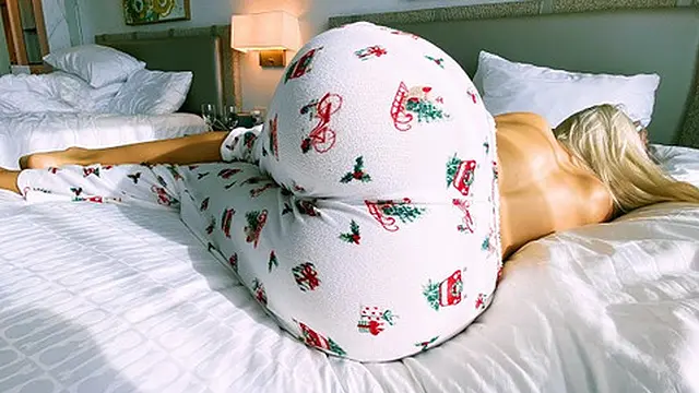 milf wakes to boyfriend’s hard cock🍆, helps MILF cum fast with light touch